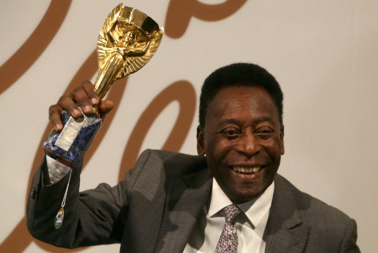 <p>Bir süredir kanser tedavisi gören Brezilyalı efsane futbolcu Pele, 82 yaşında hayatını kaybetti.</p>
