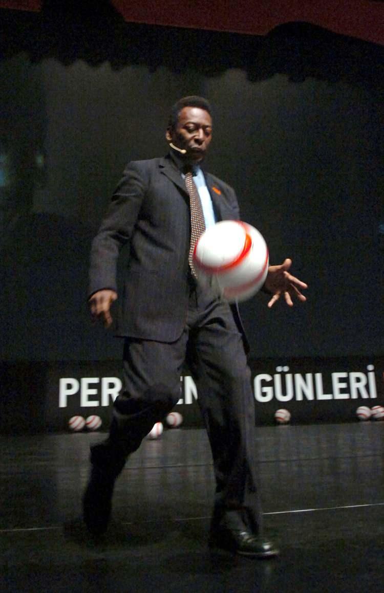 <p>Kulüp kariyerinde çıktığı 694 maçta 650 gol atan Pele, Brezilya milli takımıyla çıktığı 92 maçta 77 gol kaydetti.</p>