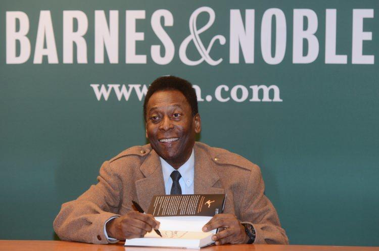 <p><strong>Pele Kimdir?</strong><br />
<br />
Tam adı Edson Arantes do Nascimento olan Pele 23 Ekim 1940 yılında Brezilya'da dünyaya geldi.</p>