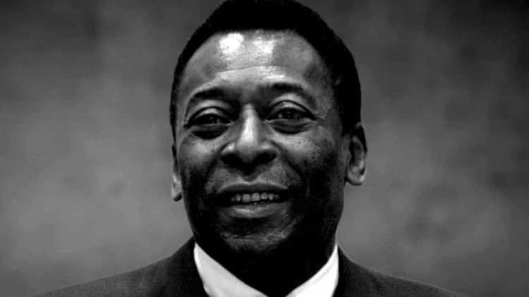 <p>Pele henüz 15 yaşındayken Brezilya ekibi Santos'ta forma giymeye başlarken 16 yaşına geldiğinde ise Brezilya milli takımına seçilmiştir.</p>