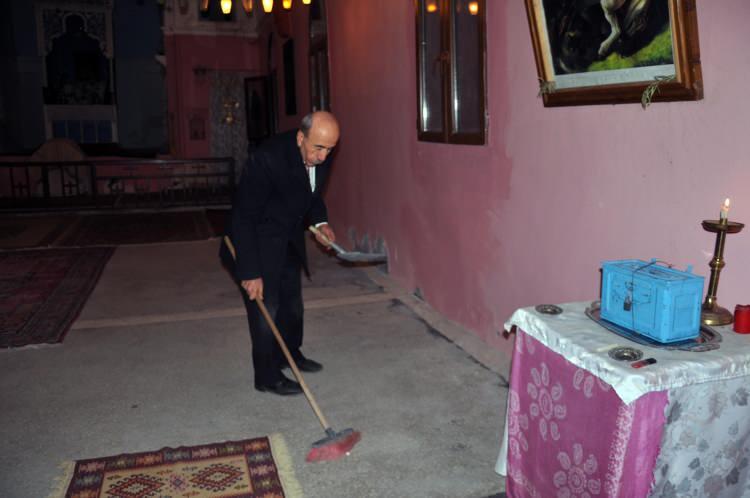 <p>37 yıl önce ailesi ile birlikte İstanbul'a göç eden Zekeriya Sabuncu, 8 yıl sonra yaşadığı Mardin'in Derik ilçesine geri döndü. </p>
