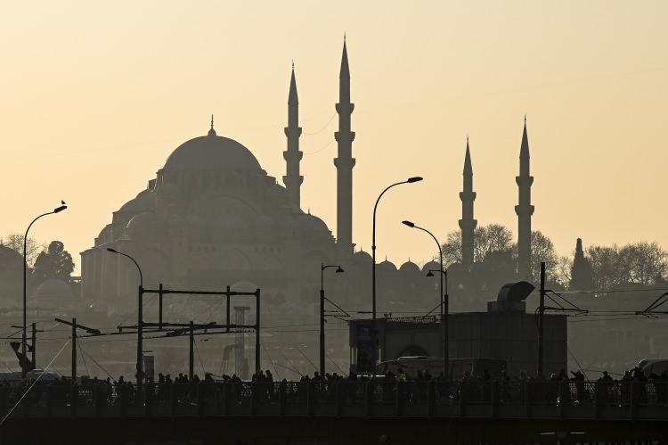 <p>Dünyada emsali olmayan, Türkiye'nin en kalabalık ve en tarihi şehri İstanbul'da gün batımı kameralara yansıdı. Haliç, Tarihi Yarımada ve çevresinden çekilen görüntüler kadim kentin güzelliğini gözler önüne serdi.</p>

<p> </p>
