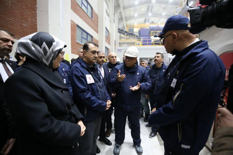 <p>Yeni yıla, 7 gün 24 saat esasıyla çalışan Enerji ve Tabii Kaynaklar Bakanlığına bağlı tesislerdeki işçilerle beraber girdiklerini belirten Dönmez, "Bu yıl da Eti Maden işletmemizin Bigadiç bor işletmesinde çalışanlar ve aileleriyle birlikte yeni yıla giriyoruz. 2022 yılı bakanlığımız açısından son derece başarılı geçti, gerek elektrik sektöründe gerek petrol, doğal gaz sektöründe, yine aynı şekilde madencilik sektöründe de önemli başarılara imza attığımız bir yıl oldu." değerlendirmesinde bulundu.</p>

<p> </p>
