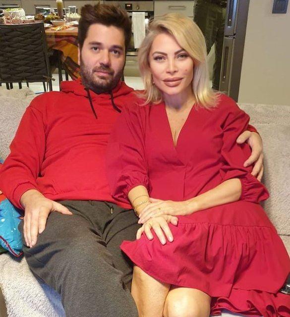<p><span style="color:#B22222"><strong>Seray Sever-Eray Sünbül çifti, bebek sevinci yaşıyor. 4 aylık hamile olan oyuncu karnı burnunda ilk fotoğraflarını paylaştı</strong></span></p>
<p> </p>