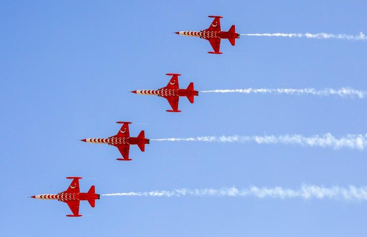<p>Türk Yıldızları dünyada 8 süpersonik savaş uçağıyla gösteri yapan ilk akrotim olarak da tarihe geçti. 3. Ana Jet Üs Komutanlığı 134’üncü Filo’da konuşlu olan Türk Yıldızları’nın eğitim uçuşları basın mensuplarınca görüntülendi. Türk Yıldızları ekibinin gösterilere hazırlık için yaptığı eğitim uçuşlarında nefes kesen görüntüler ortaya çıktı.</p>
