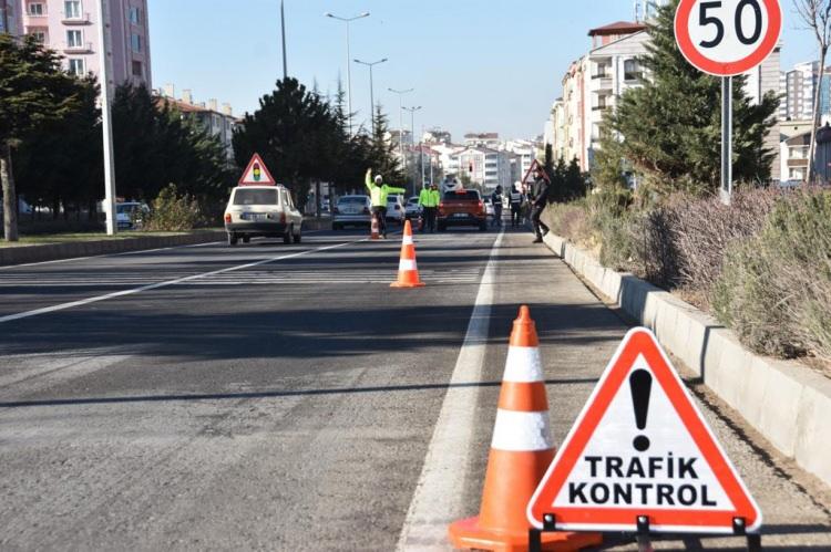 <p>Yılbaşında vatandaşların yoğun olacağı şehir merkezleri ve metropoller, turistik yerler, alışveriş merkezleri, pazar yerleri, marketler, havaalanı, deniz limanı, metro, gar, terminal, otobüs durağı, üniversiteler, okullar, üniversite öğrencilerinin barındığı misafirhane, yurtlar, ibadethaneler ve umuma açık mahallerde alınan güvenlik tedbirleri artırılarak bu yerlere yeteri kadar kolluk personeli ve araç-gereç görevlendirilecek.</p>
