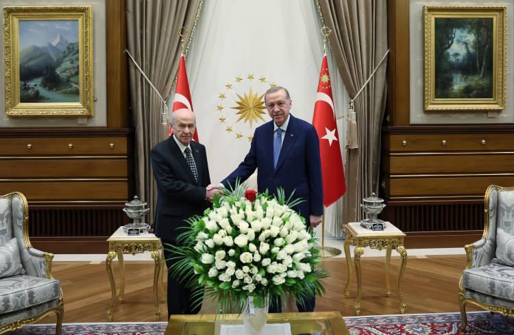 <p>MHP Genel Başkanı Bahçeli, Cumhurbaşkanı Erdoğan'a 99 adet gül takdim ederken, Erdoğan da doğum günü 1 Ocak olan Bahçeli'ye üzerinde 3 hilal figürü bulunan doğum günü pastası ikram etti.</p>
