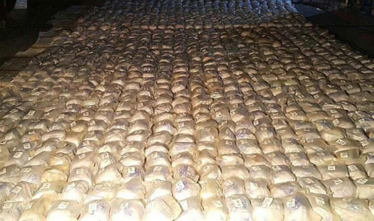 <p>AVRUPA HAVLU ATTI</p>
<p>Avrupa ülkeleri ise narkotik suçlarla mücadelede son yıllarda zorlanmaya başladı. Bunun sonucu olarak bazı ülkelerde “uyuşturucu ile mücadele yerine uyuşturucu kullanıcılarını kontrol altında tutma” yöntemi benimsendi. Bazı ülkelerde narkotik madde satış yerleri açılırken, bazı ülkelerde kontrollü olarak uyuşturucu madde üretimine izin verildi.</p>
<p>Buna rağmen Avrupa’ya Latin Amerika’dan kokain gelirken, Asya’dan ise eroin gelmeye devam ediyor. Belçika’da bir yılda 70 ton, Hollanda’da 49 ton, İspanya’da 37 ton kokain yakalandı.</p>