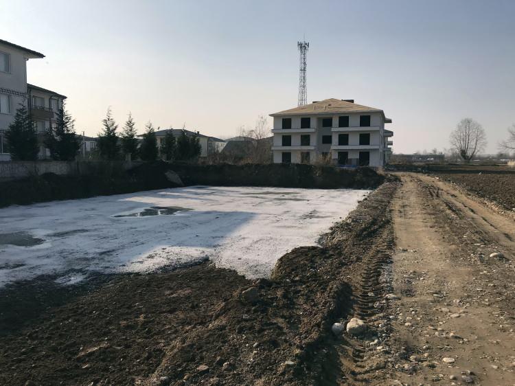 <p>12’nci ayda evlerini teslim almayı bekleyen kişiler müteahhitten haber alamayınca durumu araştırmaya başladı. Kendileri gibi o bölgeden ev satın alanlara ulaşarak aralarında sosyal medya üzerinden grup kuran vatandaşlar, birbirlerine attıkları sözleşmelerin ardından şoku yaşadı. </p>