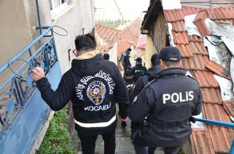 <p>Özellikle kayak tesislerinin bulunduğu iller başta olmak üzere turizm merkezleri ile trafik akışının yoğunlaşacağı güzergâhlarda ilave trafik tedbirleri planlanacak. Güvenlik ve Acil Durumlar Koordinasyon Merkezi Başkanlığı (GAMER) tarafından özellikle yılbaşı gecesi uygulama ve denetim faaliyetlerinin takibi sağlanacak.</p>
