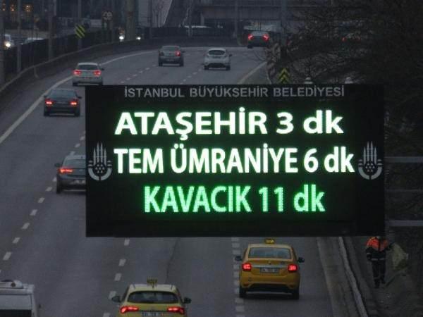 <p>2022 yılının ilk gününde İstanbul'da yolların boş olduğu görüldü. </p>
