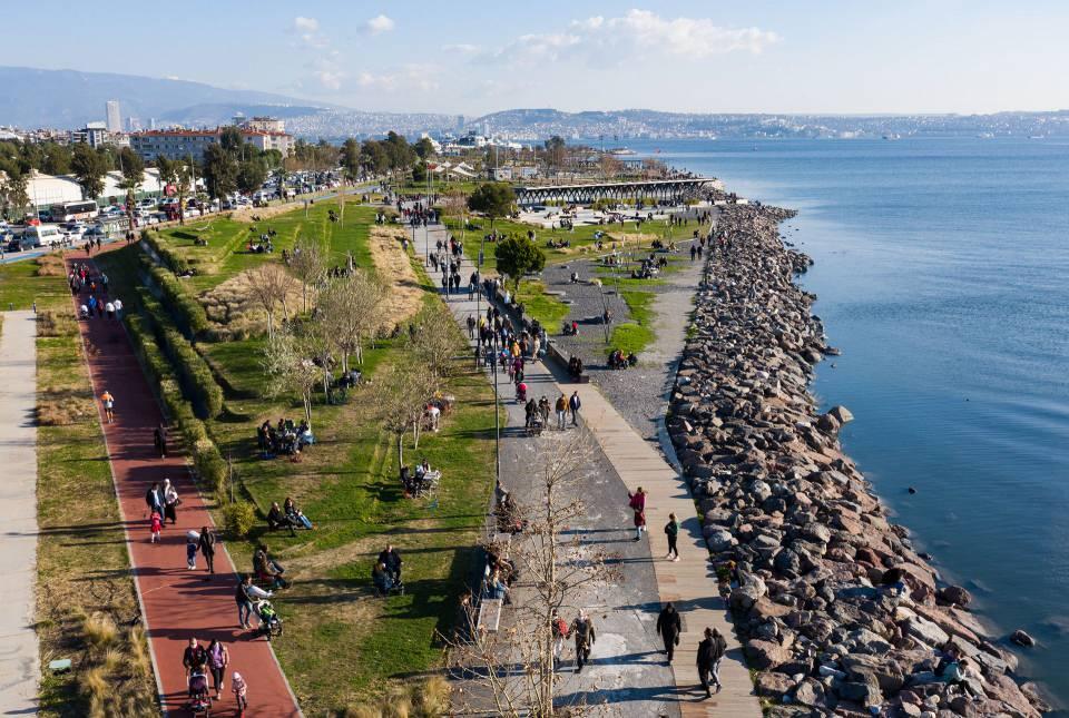 <p>Hava sıcaklığının 17 dereceye ulaştığı İzmir'de, vatandaşlar açık alanlarda yoğunluk oluşturdu.</p>

<p> </p>
