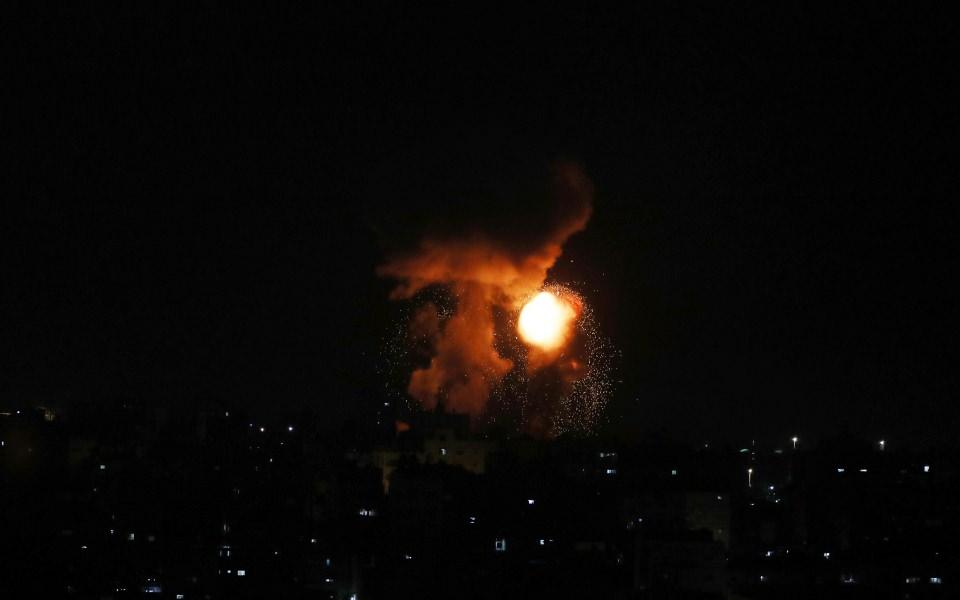 <p>İsrail savaş uçaklarınca Gazze'de Hamas'a ait askeri bir noktaya hava saldırısı düzenlendiği bildirildi.</p>

<p> </p>
