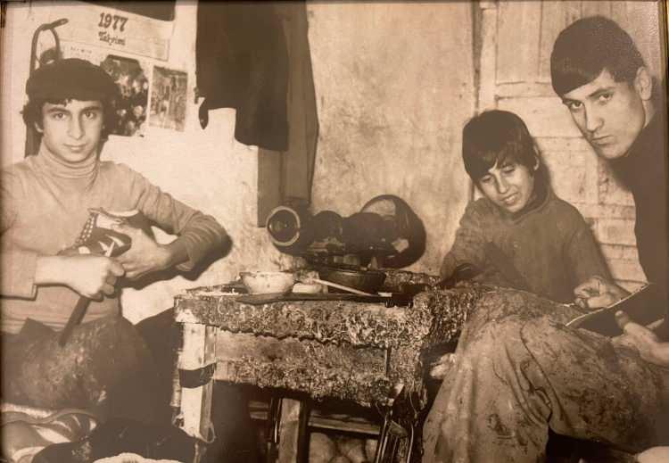 <p>17 yaşına geldiğinde ayakkabı ustası olan, askerlikte de mesleğini devam ettiren Sarı, askerden döndüğünde 1982 yılında 2 ortağıyla Üçel Ayakkabı firmasını kurdu.</p>

<p> </p>
