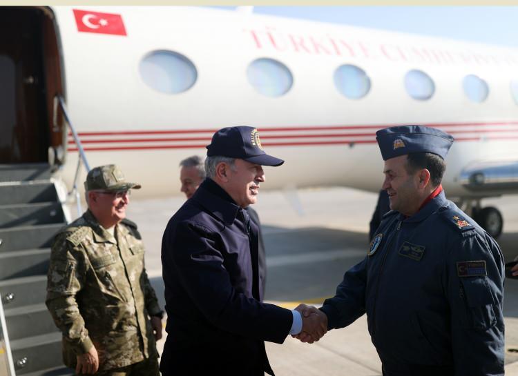 <p>Akar beraberinde Genelkurmay Başkanı Orgeneral Yaşar Güler, Kara Kuvvetleri Komutanı Orgeneral Musa Avsever, Deniz Kuvvetleri Komutanı Oramiral Ercüment Tatlıoğlu ve Hava Kuvvetleri Komutanı Orgeneral Atilla Gülan ile milli ve özgün olarak geliştirilme çalışmaları devam eden muharip insansız uçak sistemi Bayraktar Kızılelma’daki incelemelerinin ardından Diyarbakır'a gitti.</p>
