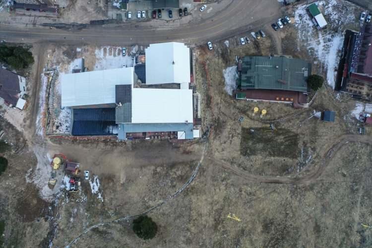 <p>Bu yıl yetersiz kar yağışının getirdiği rezervasyon iptalleriyle otellerin konaklamasız misafirleri de ağırlayacağını belirten Saraçoğlu, "Bursa halkına oteller yılbaşı gecesi açık olacak. Günübirlikçiler de bu fırsatı değerlendirebilir." dedi.</p>
