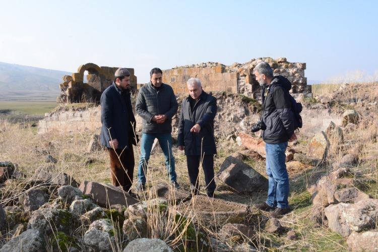 <p><strong>Bahse konu mescit bulunduğumuz alanda, yani İron yerleşiminde bulunuyor ve gördüğünüz üzere harap haldedir. Bunun yanı sıra mescidin burada inşa edilmiş olması, İron’un herhangi köy yerleşiminden öte 15. yüzyılda önemli merkezî bir vasfa sahip olduğunu göstermektedir. Bu yapı muhtemelen zaviyeden mescide dönüştürülmüştür. Zira içinde türbe ve mezar da yer almaktadır. </strong></p>
