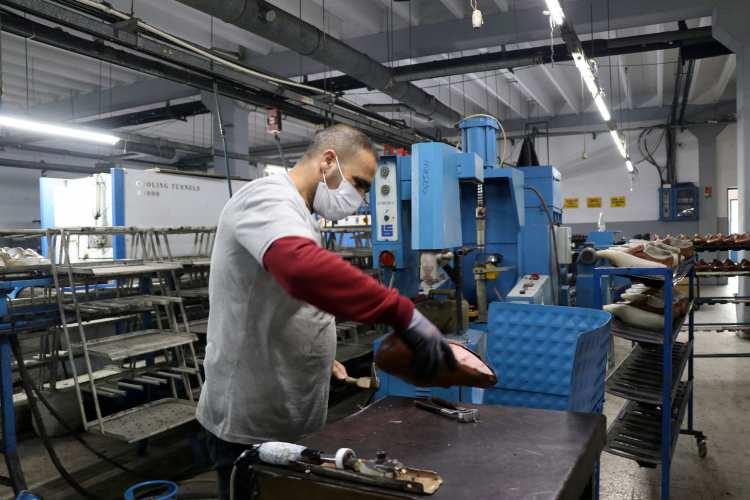 <p>Girişim serüveninde büyük zorluklarla karşılaştığını, sürekli kendini geliştirmek için çaba harcadığını anlatan Sarı, firma olarak ilk günden bu yana İtalyan markalarıyla rekabet ederek dünya pazarına ayakkabı sunma hedefiyle çalıştıklarını aktardı.</p>

<p> </p>
