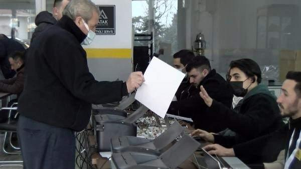 <p>2 DAKİKALIK BİR AŞAMA SÜRÜYOR</p>
<p>Taksimetrenin güncellenme işlemlerini yapan İsmail Patacı ise "Ben kabloyu taksimetreye bağladıktan sonra sistem otomatik devreye giriyor. Önce tarihini atıyorum tekrar taksimetreye. Ondan sonra yeni tarifeyi atıyorum. Şu an attı, tarife tamamlandı. Ondan sonra tekrar parçaları birleştirip mührü takıyoruz. Ondan sonra da hayırlı olsun diyoruz" dedi.</p>