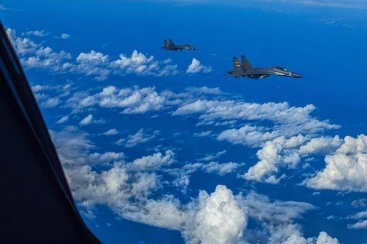 <p>"Tayvan ile ABD'nin artan gizli yakınlaşmasına karşı" Çin'e ait 71 hava aracı ve 7 gemi ada çevresinde askeri tatbikat yaptığını bildirdi.</p>

