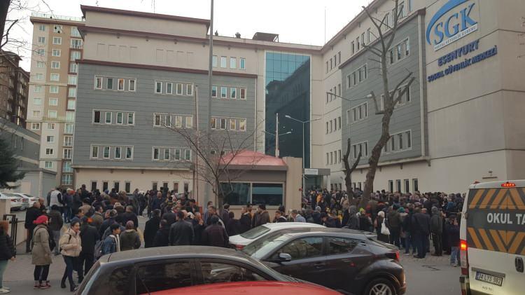 <p>Özellikle İstanbul, Ankara ve İzmir'deki ana merkezlerin sayısının artırılmasıyla ortaya çıkacak iş yükünün hafifletilmesi amaçlanıyor.<br />
<br />
Bu kapsamda başka birimlerdeki personel, emeklilik işlemlerine yönelik birimlere kaydırıldı.</p>