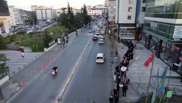 <p><strong>"5 BUÇUK 6'DAN BERİ BEKLİYORLAR"</strong></p>
<p>Unkapanı'ndaki SGK binasının önünden son durumu aktaran NTV muhabiri, <strong>"5 buçuk 6'dan beri bekleyenler var. İçeride henüz mesai başlamadı. Erkenden emeklilik durumunu öğrenmek, sorgulama yaptırmak isteyen vatandaşlar var. Bugünü düşünerek önlemler alınmıştı. Başvuruların e-Devlet'ten yapılabilmesi için altyapı hazır hale getirilmişti. Emeklilik merkezlerinin sayısı da artırıldı."</strong> dedi.</p>