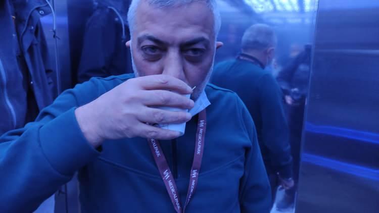 <p> Burada başımıza ilginç olaylar da geliyor. Bir hastanın eşi doğum yapmıştı. Onları aşağı indirdim. </p>