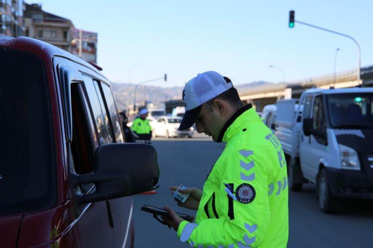 <p>Özellikle kayak tesislerinin bulunduğu iller başta olmak üzere turizm merkezlerine diğer illerden trafik akışının yoğunlaşacağı göz önünde bulundurularak bu illerin güzergâhlarında ilave trafik tedbirleri planlanacak. Yılbaşı tatilini konaklama tesislerinde geçirmek isteyen vatandaşlarımızın bu tesislere gidiş-dönüş saatlerinde şehir içi ve şehirlerarası güzergahlarda trafik yoğunluğu oluşturması ihtimaline karşı her türlü tedbirler alınacak.</p>