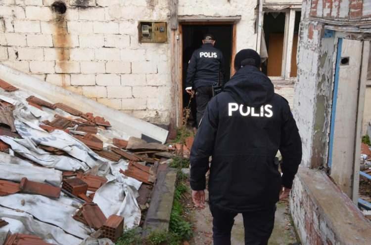 <p>Yılbaşı gecesinin huzur ve güven içinde geçirilmesi için denetimler 30 Aralık’ta başlayacak, 1 Ocak’ta sona erecek. Denetimlerde Jandarma Genel Komutanlığı, Emniyet Genel Müdürlüğü ve Sahil Güvenlik Komutanlığından olmak üzere 3 gün boyunca toplam 81 bin 219 ekip ve 490 bin 435 personel görev yapacak.</p>
