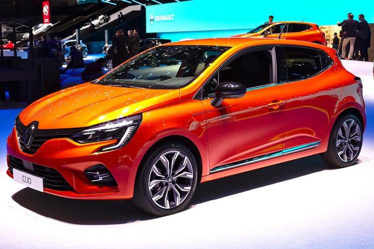 <p><strong>Renault Clio</strong>’nun 90 beygir güç ve 160 Nm tork üreten üç silindirli 1,0 litrelik benzinli ünitenin karma yakıt tüketimi 100 km’de <strong>4,9-5,0 litre</strong> (fabrika verilerine göre).</p>
