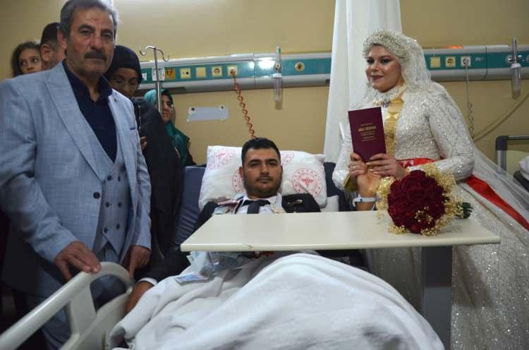 <p>Şanlıurfa'da nikahına 2 gün kala geçirdiği trafik kazasında ayakları kırılan  Yusuf Gülel (26), hastane odasında kıyılan nikahla 21 yaşındaki eşi Esra Tut ile dünyaevine girdi.</p>
