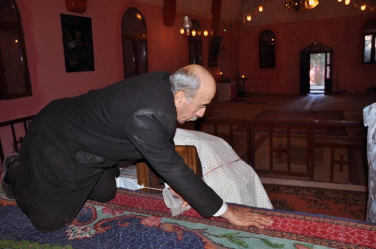 <p> Ben de kilisemizin ayakta kalması için gelip ibadetimi, temizliğini ve bakımını yapıyorum. Gelen ziyaretçilere kiliseyi açıyorum. </p>
