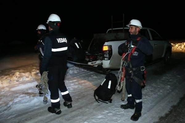 <p>Çalıdüzü köyüne elektrik vererek, yeni yıla aydınlık girmelerini sağlayan ekip aynı yolu zorlu koşullarda geri döndü.</p>