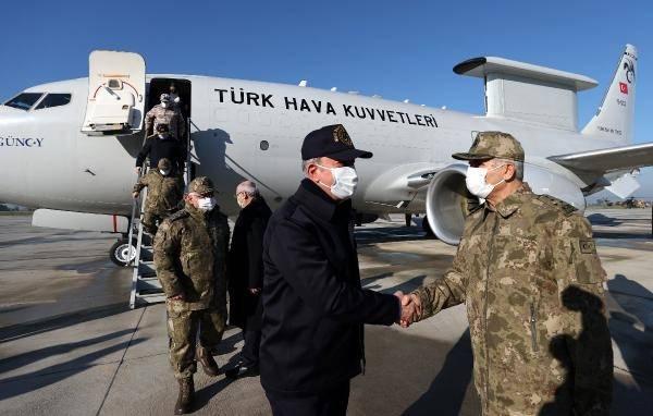 <p>Bakan Akar, görev uçuşu sırasında Ege ve Doğu Akdeniz’de seyir halindeki gemilerin komutanları, havadaki uçakların pilotları ile bazı kara unsurlarıyla da telsizle görüşerek bilgi aldı, yeni yıllarını kutladı</p>
