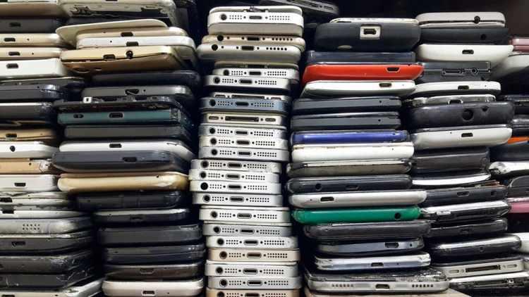 Şarj aleti olmadan iPhone satan Apple'a ceza