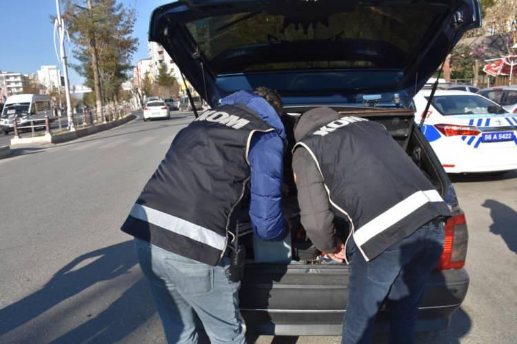 <p>Yılbaşı gecesi saat 24.00’ten sonra alkol denetimlerine ağırlık verilerek denetimlerde mevzuatta belirlenen limitlerin üzerinde alkol aldığı tespit edilen sürücüler hakkında gerekli yasal işlemler yapılacak. Alkolsüz başka bir sürücünün bulunmaması durumunda araçlar trafik kuruluşlarına ait park yerinde veya yediemin otoparklarında muhafaza altına alınacak ve araç sürücüsü ile araçta bulunan diğer şahısların mahalinden temin edilecek ticari araçlarla gidecekleri yerlere gönderilecek.</p>