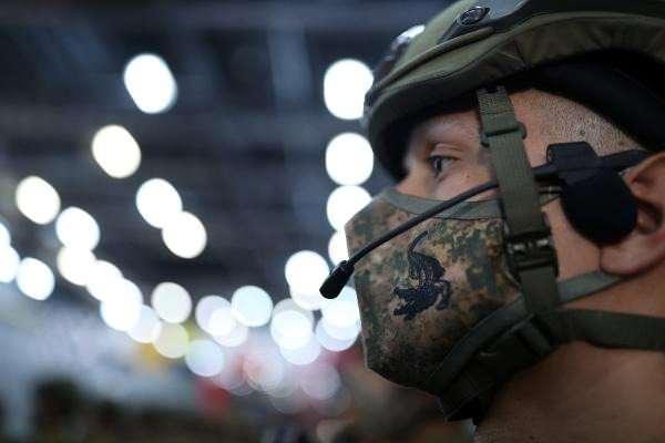 <p>ERDOĞAN MEHMETÇİĞİN YENİ YILINI KUTLADI</p>

<div> </div>

<div> Cumhurbaşkanı Recep Tayyip Erdoğan da HİK’te bulunan Milli Savunma Bakanı Akar ile telsiz-telefon görüşmesi yaparak Ege ve Doğu Akdeniz’de seyir halindeki gemilerin personeli ve havadaki uçakların pilotlarına hitap etti. Personeli başarılarından dolayı tebrik eden Cumhurbaşkanı Erdoğan, Mehmetçiğin yeni yılını kutladı. Bakan Akar, görev uçuşu sırasında bir süre 'Güney'in kokpitine de geçti. Uçağın faaliyetlerine ilişkin ilgi alan Akar, bir süre Doğu Akdeniz semalarında pilot koltuğunda uçtu. Akar, gittiği birliklerde yıllık değerlendirme toplantılarının ardından Mehmetçiğe de hitap etti.</div>
