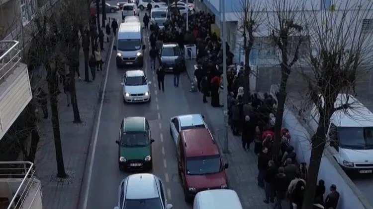 <p> SGK ilk olarak başvuruların e-Devlet üzerinden yapılabilmesine yönelik bir alt yapıyı hazır hale getirdi. Bu kapsamda sunucu kapasiteleri artırılırken, bilgi-işlem alt yapısının güçlendirilmesine yönelik adımlar atıldı. Emeklilik başvurusunda bulunacakların süreci hatasız tamamlamaları için tanıtıcı videolar hazırlandı.<br />
<br />
Ayrıca, yoğun başvuruların sıkıntısız tamamlanması için yaşlılık aylığı merkezleri yani emeklilik işlemlerinin yapıldığı merkezlerin sayıları arttırıldı.</p>