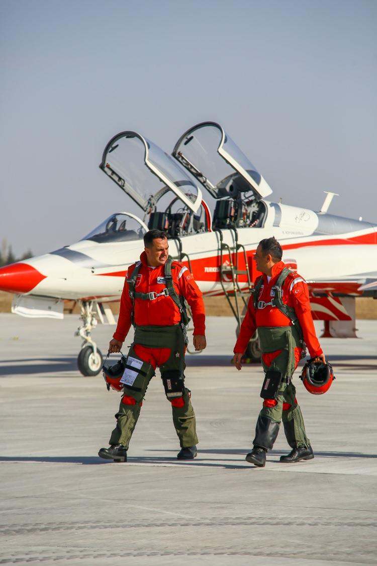 <p>Türk Yıldızları akrobasi timine katılabilmek için aranan şartlardan da bahseden 4 Numara Takip Uçucusu Binbaşı Ali Balcı, “Türk Hava Kuvvetleri’nde görev yapan pilotlarımız gibi Türk Yıldızları pilotları da Milli Savunma Üniversitesi Hava Harp Okulu mezunudur. Türk Yıldızları’nda görev yapmak içinse Hava Harp Okulu mezuniyeti sonrası 2’nci Ana Jet Üs Komutanlığı’nda verilen jet uçağı eğitimlerini başarıyla tamamlayıp bu uçaklarda yeterli uçuş tecrübesi elde edilmesi ve başarılı bir savaş pilotu olunması gerekmektedir. Türk Yıldızları’nda pilot ihtiyacı olduğunda bu durum Hava Kuvvetleri Komutanlığı’na bildirilmekte ve uygun kritere sahip olan pilotlar Türk Yıldızları’nda eğitilmek üzere seçilmektedirler” dedi.</p>