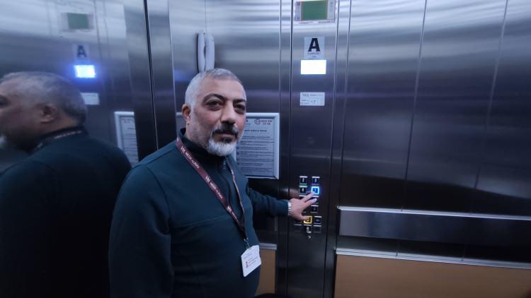 <p>Hastanede asansöre ihtiyacı olanlar kendisini arıyor, o da asansörü hemen istenilen kata çıkartıyor. Bu şekilde günde yüzlerce kez asansörle katlar arasında kilometrelerce yolculuk yapıyor. </p>
