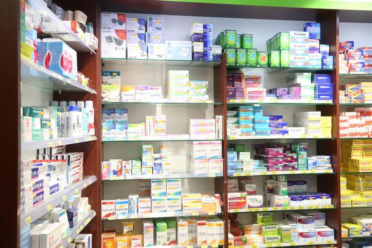 <p>Fransa Sağlık Bakanlığı, bazı antibiyotik ve parasetamol bazlı ilaçların çocuklara yönelik çeşitlerinde tedarik sıkıntılarının birkaç hafta daha süreceğini duyurdu.</p>
<p>Fransa Sağlık Bakanı Francois Braun, ülkenin bu hafta 3 salgınla karşı karşıya olduğuna işaret ederek, bunun "çok tehlikeli bir hafta olduğunu" dile getirdi.</p>
<p> </p>