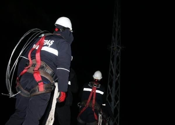 <p> Kar yağışı sonrası soğuk havanın etkili olduğu Bitlis'te görev yapan arıza ekibi, merkeze 20 kilometre uzaklıktaki Çalıdüzü köyünün karanlıkta kaldığı ihbarını alınca hemen harekete geçti.</p>
