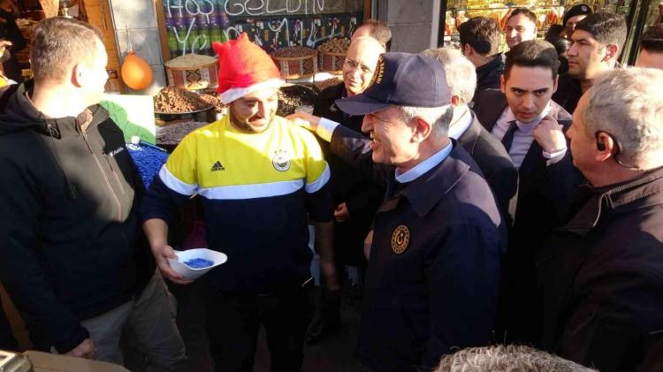 <p>Çarşı esnafını ziyaret eden Bakan Akar'a vatandaşlar yoğun ilgi gösterdi. Çocuklarla yakından ilgilenen, onlara hediyeler veren Akar, halkla sohbet ederek yeni yıllarını kutladı.</p>