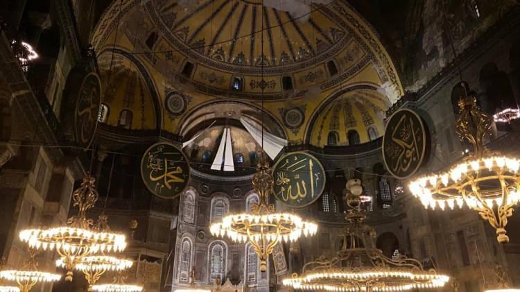 <p>Diyanet İşleri Başkanı Ali Erbaş’ın Twitter’da “Alice camide, milletçe duadayız” diye duyuru yapması üzerine sabah saatlerinde vatandaşlar ailece camilere akın etti.</p>
