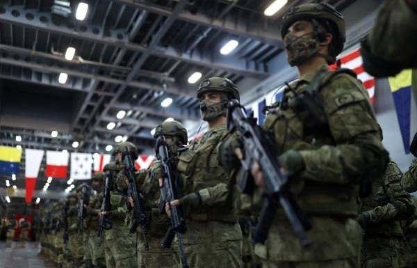 <p>TERÖRLE MÜCADELE GÖREVİNE GİDEN 'PARS'LARLA GÖRÜŞTÜ</p>
<div> </div>
<div> Telsiz görüşmelerinde, başarılı faaliyetlerinden dolayı tüm personeli tebrik eden Bakan Akar, "Bundan sonra da hepinize hayırlı, başarılı görevler diliyorum. Sizlere güveniyoruz, sizlerle övünüyoruz. Sorumluluklarınız büyük. Bunları büyük başarıyla yerine getirdiniz bundan sonra da aynı kahramanlık ve fedakarlıkla yerine getireceğinize inanıyoruz" dedi.</div>