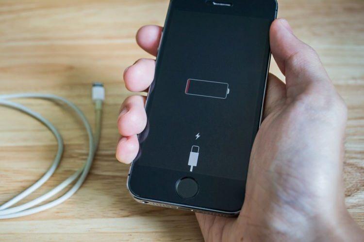 Şarj aleti olmadan iPhone satan Apple'a ceza