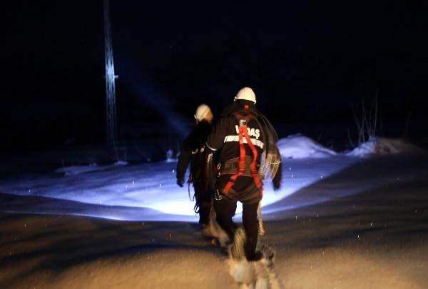 <p> Ekipler, gecenin karanlığını ellerinde fenerlerle, arızanın yaşandığı bölgeye ulaştı, ardından da dondurucu soğukta enerji nakil hattı direğine tırmanarak arızayı giderdi. </p>