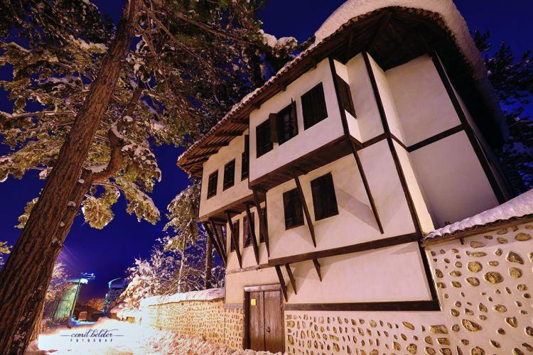 <p>Osmanlı döneminden kalma han, hamam, konak, çeşme, cami ve köprüleriyle açık hava müzesini andıran tarihi ilçe Safranbolu yerli ve yabancı turistlerin gözdesi olma yolunda ilerliyor.</p>
