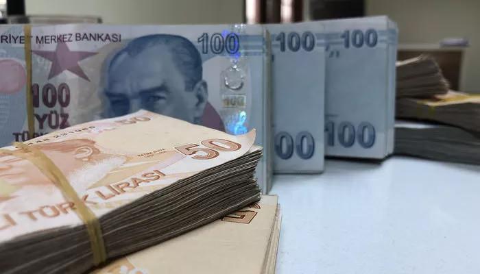 <p>Memur ve memur emeklileri 15 Ocak 2023'de, SSK emeklileri de 17-26 Ocak arasında, Bağ-Kur emeklileri de 25-28 Ocak tarihleri arasında zamlı maaş, aylıklarını alacak. Bu yıl için 3500 lira uygulanan en düşük emekli aylığının yeni yıldan itibaren 5 bin lirayı geçmesi, emekli ve memura enflasyonun üzerinde artış yapılması bekleniyor.</p>
