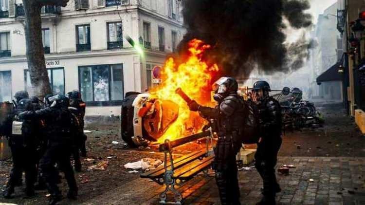 <p>Fransa:</p>
<p>69 yaşında Fransız vatandaşının Ahmet Kaya Kültür Merkezi yakınında gerçekleştirdiği saldırıyı bahane eden PKK terör örgütü, Paris sokaklarını savaş alanına çevirdi.<br />
</p>
<p>Üç kişinin öldüğü gösterilerde terör örgütü mensupları dükkanlara, kamu mallarına, park halindeki yüzlerce araca zarar verdi.</p>
<p>Tüm ülkeye yayılan olaylar ile baş edemeyen Fransa, polis müdahalesini sürdürüyor.<br />
</p>
<p>İngiltere’nin başkenti Londra’da terör örgütü üyeleri, Fransa’nın Londra Büyükelçiliği önünde toplandı.</p>